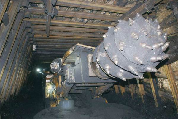 掘进机在进行截割煤岩时应注意哪些事项？